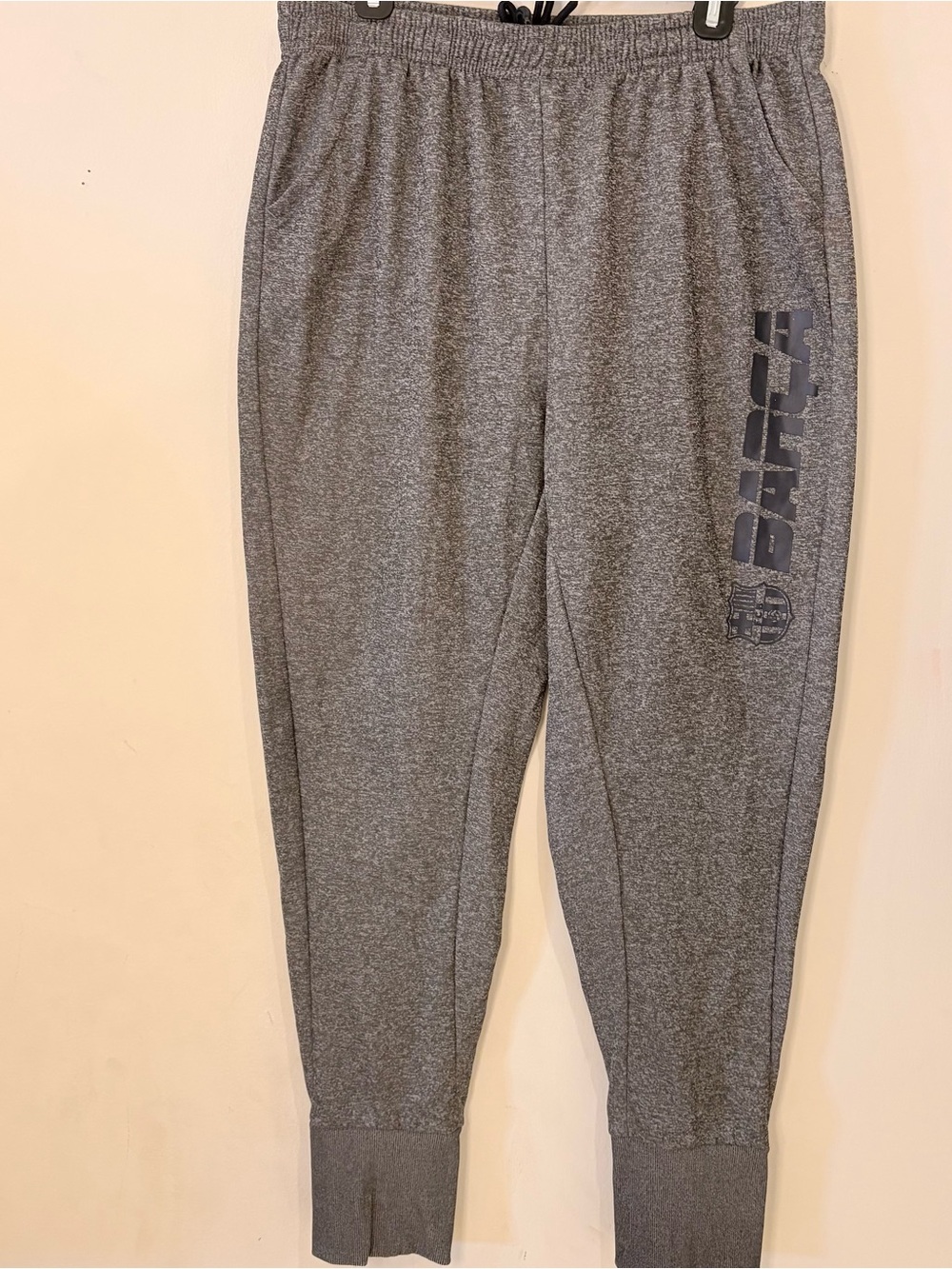 FC Barcelona Men’s Gray Performance Jogger Sweatpants Zippered Cuffs Sz XL